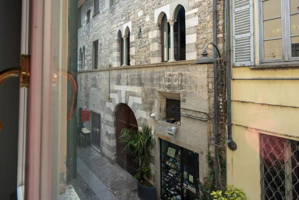 Alloggio Del 1400 Nel Cuore Del Centro Storico A 2 Min Dal Porto E Con 2 Bici Gratuite Como Eksteriør billede