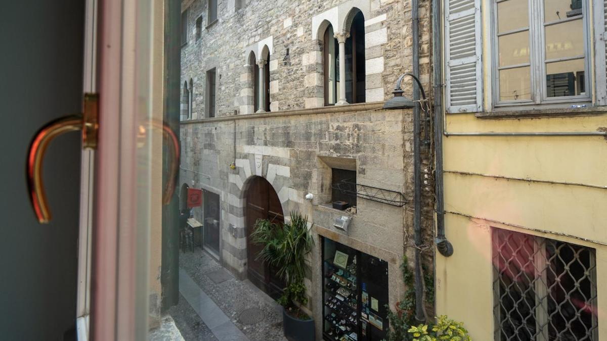 Alloggio Del 1400 Nel Cuore Del Centro Storico A 2 Min Dal Porto E Con 2 Bici Gratuite Como Eksteriør billede